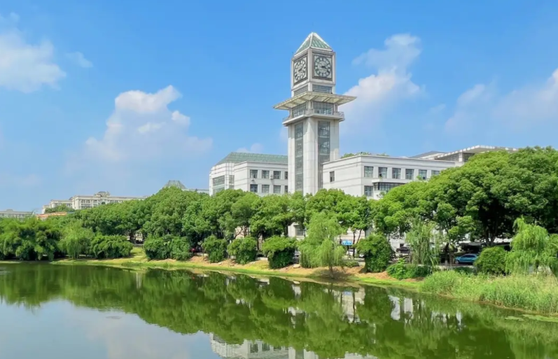 中南财经政法大学院校图.png